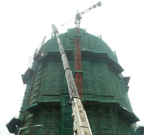 通渭吊车在工地上作业